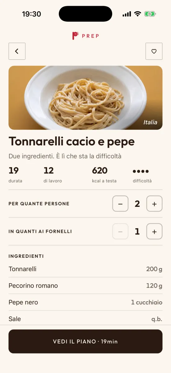La scheda dei tonnarelli cacio e pepe nell’app: 19 minuti di durata, 12 di lavoro, 620 kcal a testa, difficoltà 4; per 2 persone, 1 ai fornelli; in fondo, «Vedi il piano · 19min».